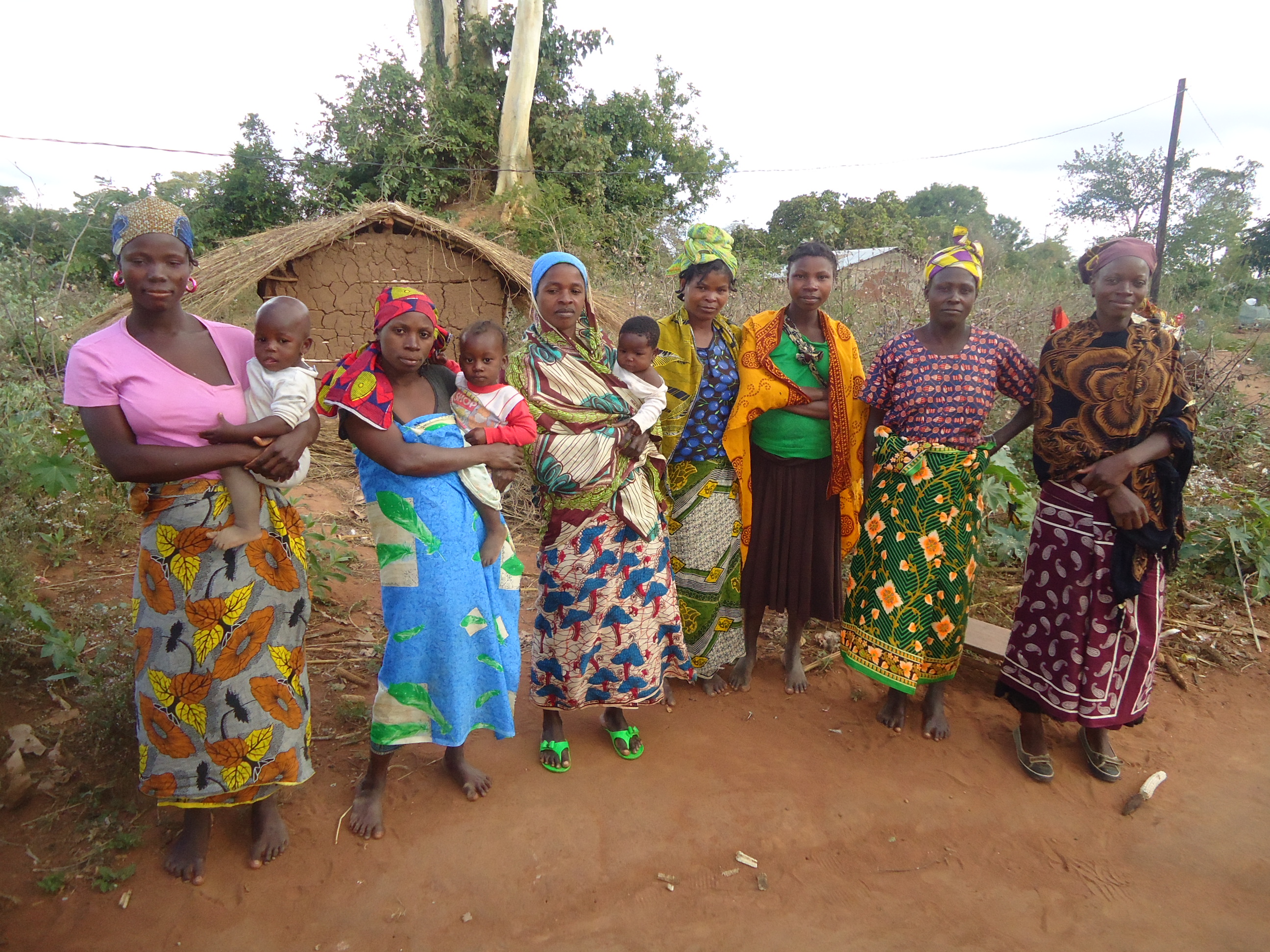 Women_Farmers_in_Itoculu,_Monapo_District,_Mozambique